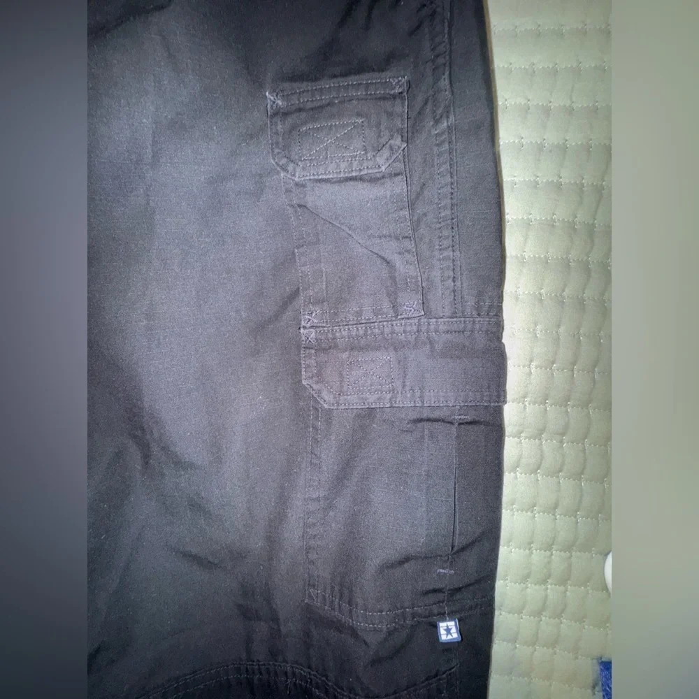 Propper brand Men's tactical Black Cargo Pants. Size 42/32. GUC
